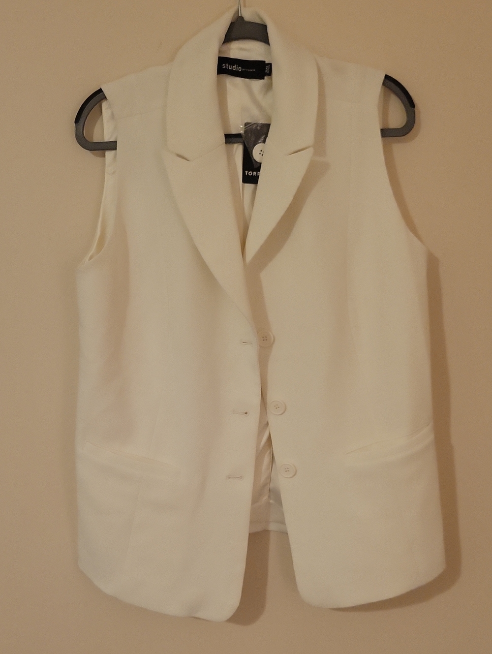 #46 Studio By Torrid White Cream Sleeveless Notch-Lapel Vest (With Smal Callout)